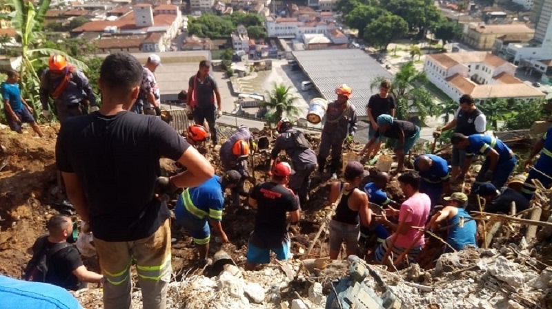 Bombeiros de Assis retornam da baixada santista