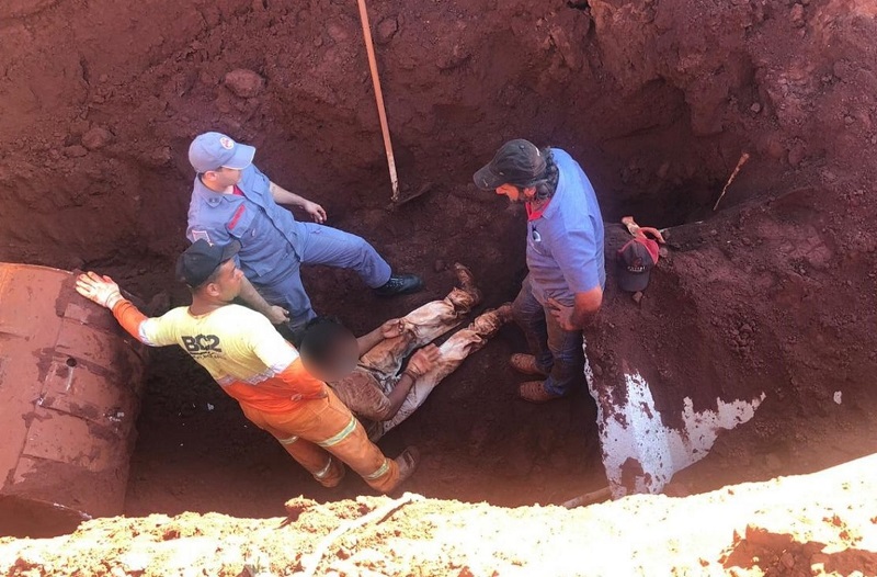 Homem é resgatado após ser soterrado durante trabalho em galeria de esgoto em Cândido Mota