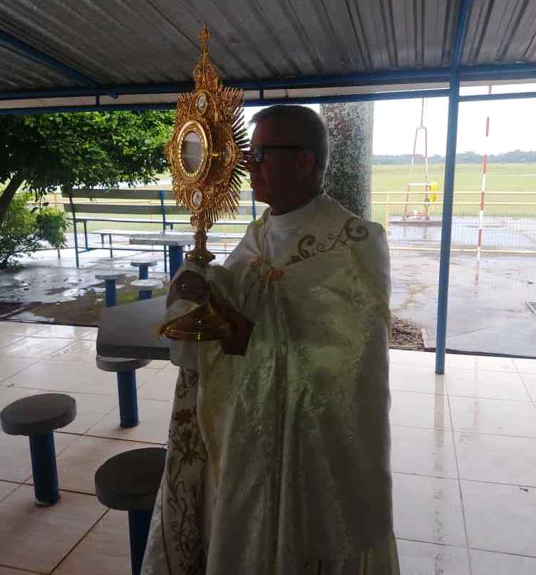 Padre sobrevoa Assis mesmo com chuva e abençoa a cidade