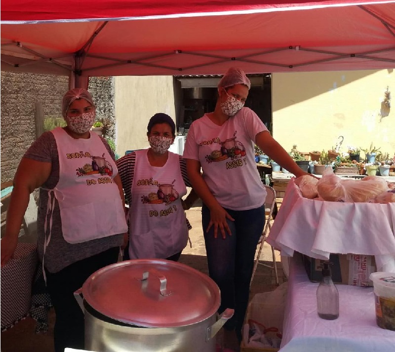 Sopão Mãos à Arte Assis 3 tem distribuído cerca de 300 litros de sopa em barraca solidária