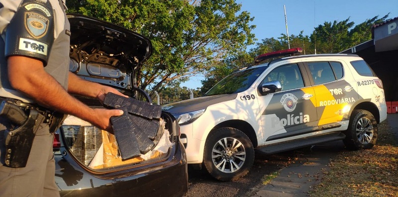 Políciamento rodoviário apreende 800 tijolos de maconha em carro em Assis