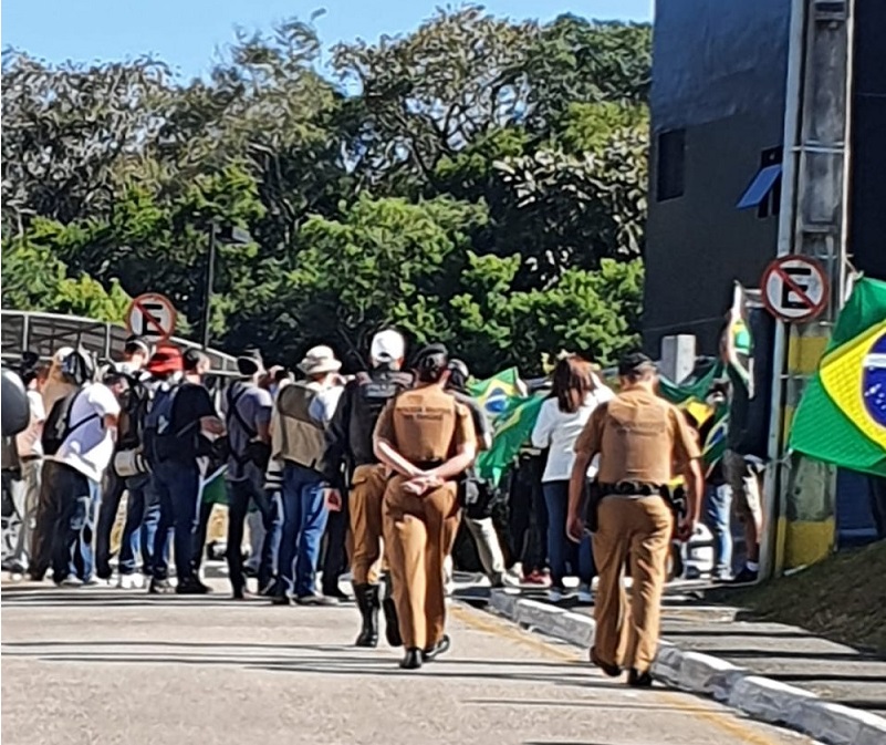 Manifestantes se aglomeram em frente à PF para a chegada de Sérgio Moro, em Curitiba