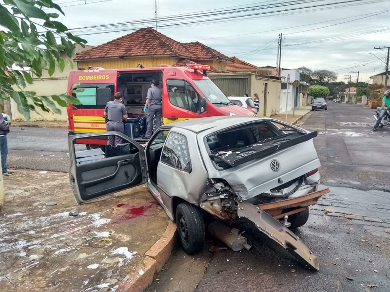 Dois carros colidem em esquina da Vila Santa Cecília