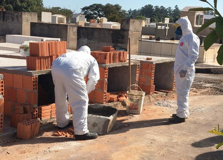 Contra o COVID-19, funcionários do Cemitério Municipal usam roupas especiais em sepultamentos