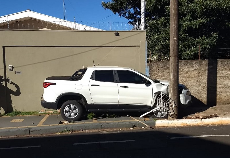 Motorista faz manobra inédita com veículo e o abandona entre muro e poste