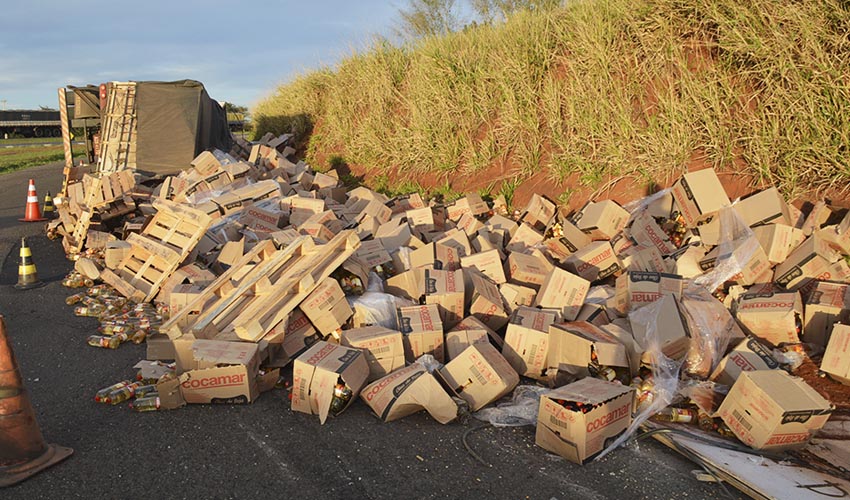 Carreta tomba e carga de óleo vegetal fica espalhada pela rodovia em Paraguaçu