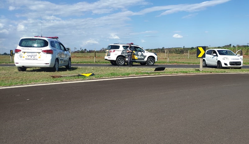 Motorista bate veículo lotado de maconha ao tentar fugir, em Assis