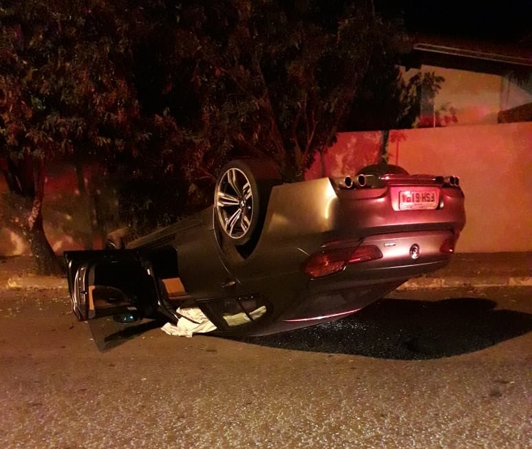 BMW capota na Avenida Otto Ribeiro na noite de quinta-feira