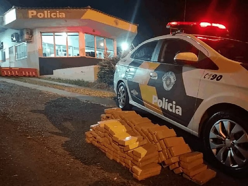 Motorista foge e abandona carro com 106 quilos de maconha em Tarumã