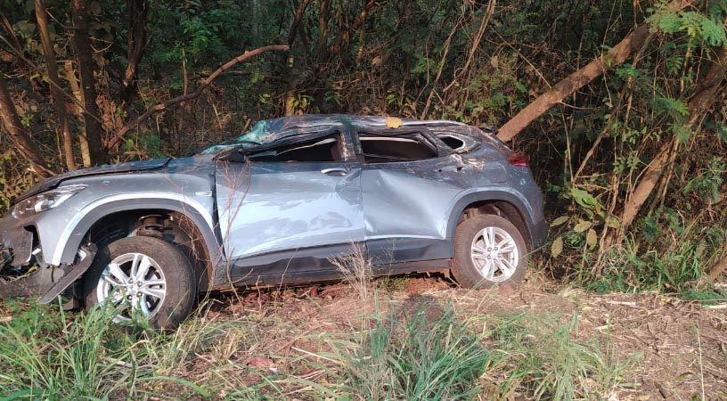 Motorista fica ferida e carro destruído após capotamento na vicinal Paraguaçu/Maracaí