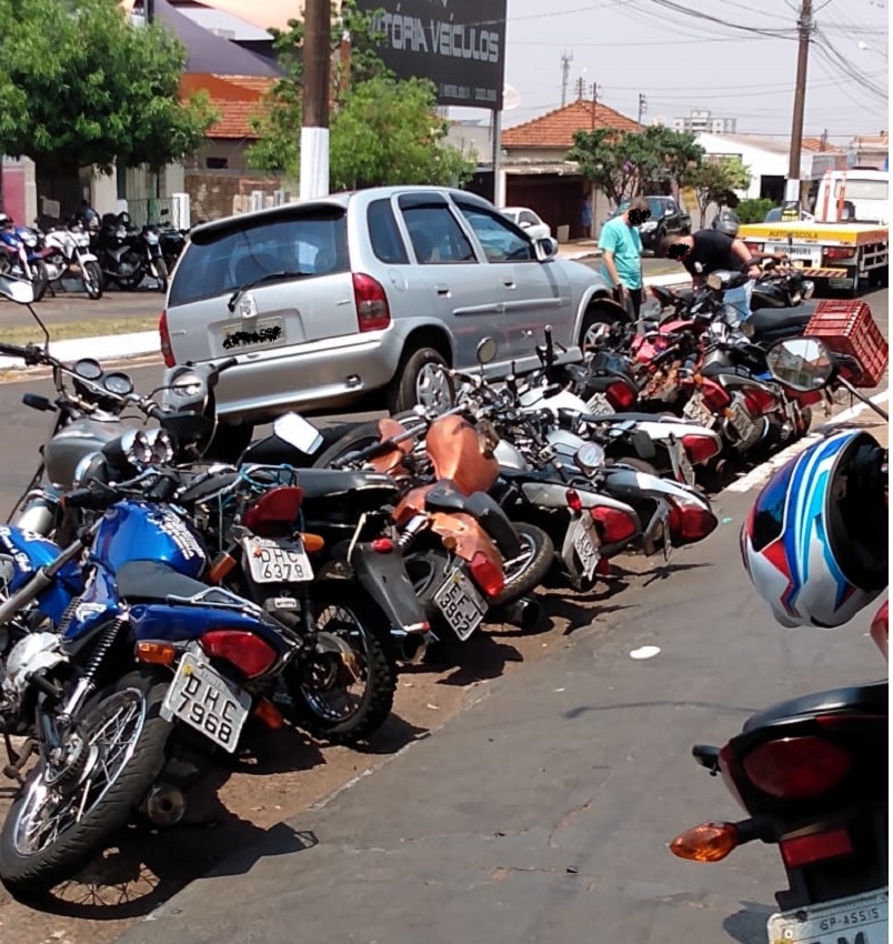 Efeito dominó: Carro derruba várias motos na José Nogueira Marmontel, em Assis