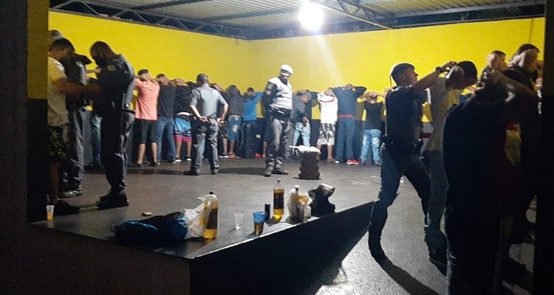 PM encerra baile funk clandestino em chácara de Ourinhos