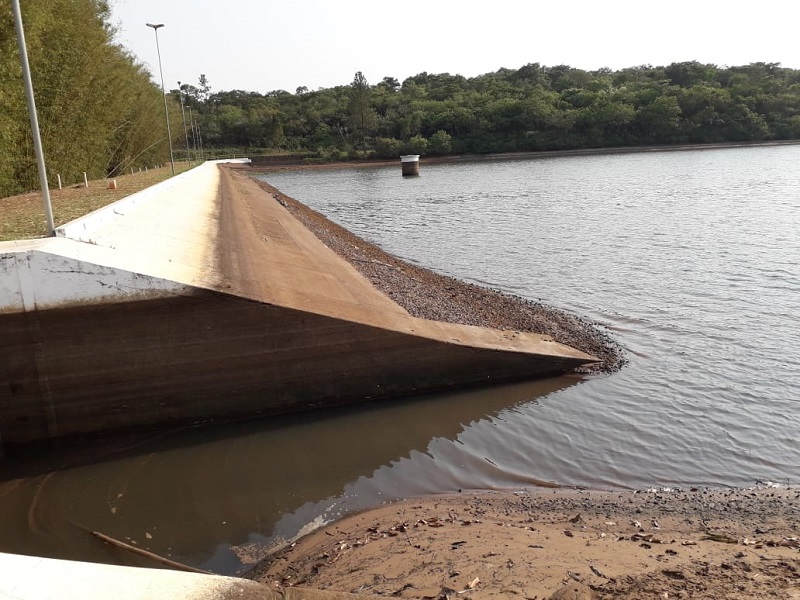 Sem chuvas, nível da represa na Água do Cervo está muito abaixo do adequado