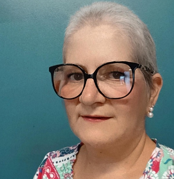Com muita positividade, professora de Assis relata sua experiência contra o câncer de mama