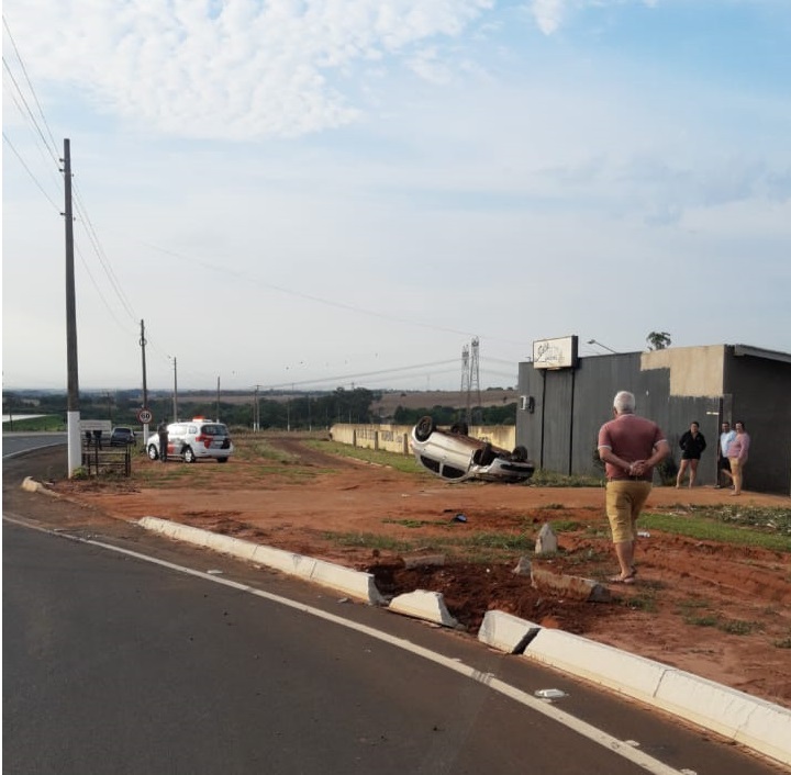 Veículo capota na nova rotatória da Avenida Benedito Pires