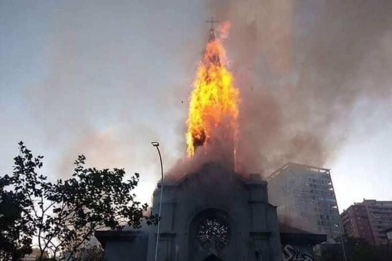 Igrejas são incendiadas em atos que marcaram 1 ano de protestos no Chile