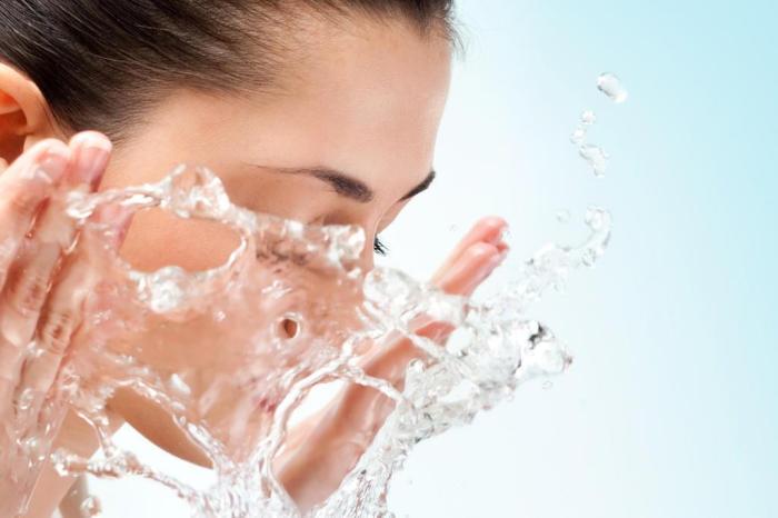 Muito mais que demaquilante! Água micelar é opção versátil para limpar a pele do rosto