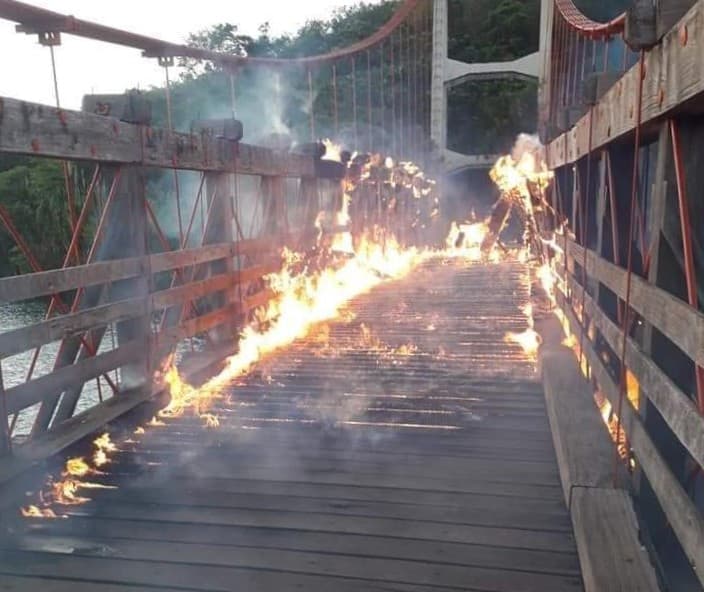 Homem é preso por incêndio em casa, mas nega ter ateado fogo em ponte pênsil