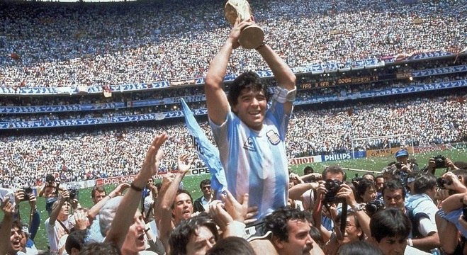 Maradona morre aos 60 anos