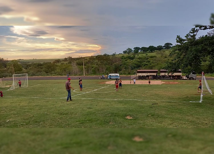 Prefeitura revitaliza campo esportivo no Santa Clara com a parceria da escola José Augusto Ribeiro