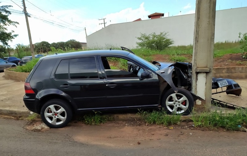 Carro com bebê bate em poste durante fuga e casal é flagrado com droga em Assis