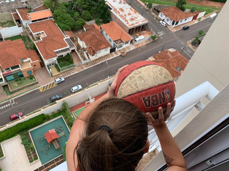 Bola lançada ao cesto do 17º andar de prédio em Assis ganha grande repercussão