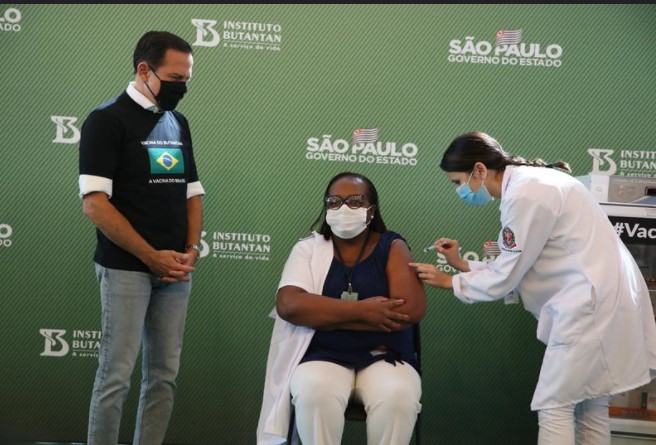 Primeira vacinada do país, enfermeira Mônica Calazans ajuda a salvar vidas na capital paulista