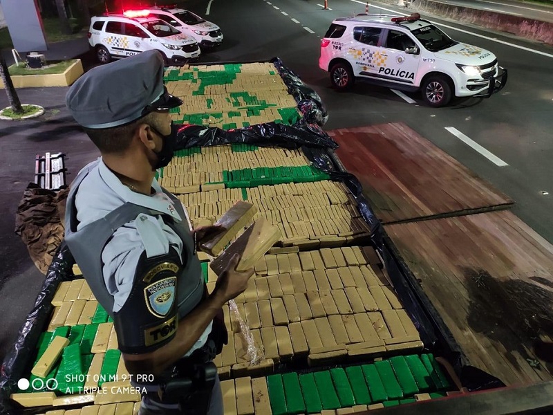 Mais de 1 tonelada de maconha é encontrada em fundo falso de caminhão em Marília