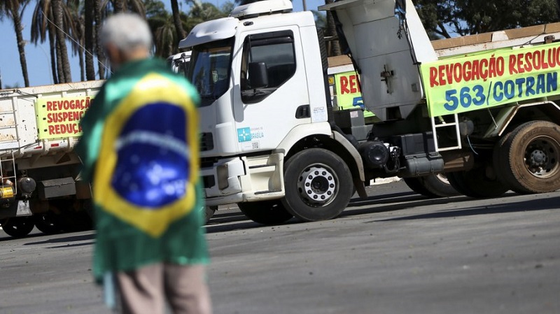 Sem resposta do governo, caminhoneiros mantêm paralisação no dia 1° de fevereiro