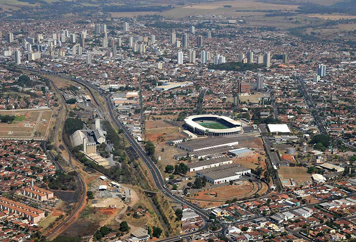 Araraquara decreta 'lockdown total', veta carros e fecha até supermercados