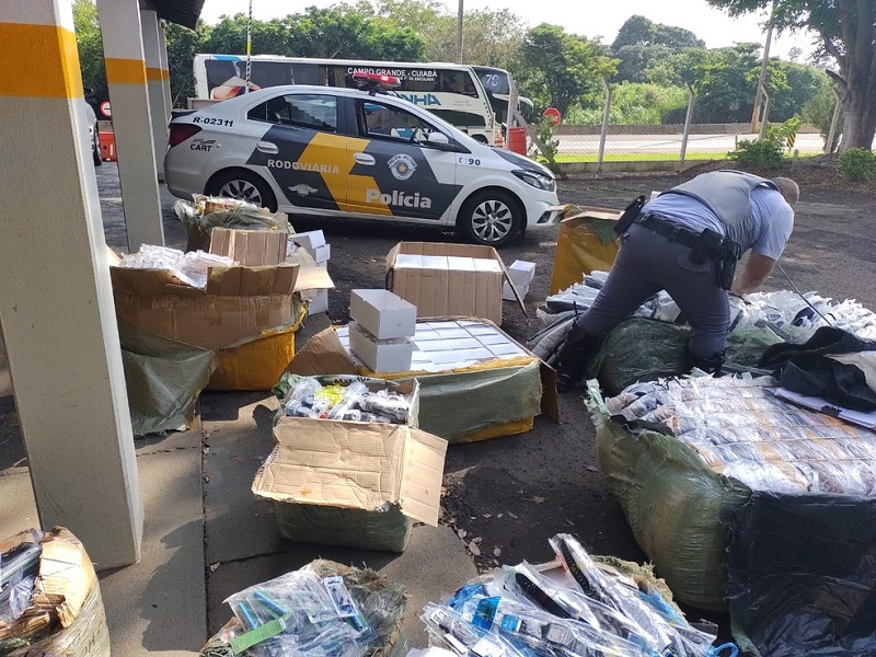 Polícia Rodoviária apreende milhares de produtos contrabandeados com passageiro de ônibus em Assis