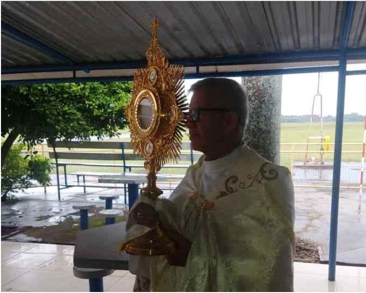 Padre Oldeir novamente sobrevoa hospitais de Assis abençoando vítimas da Covid-19