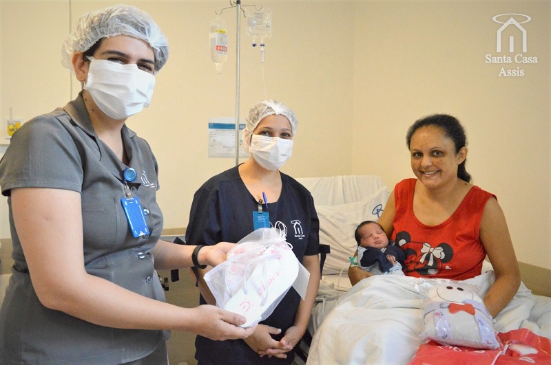 Santa Casa de Assis entrega  kits de maternidade