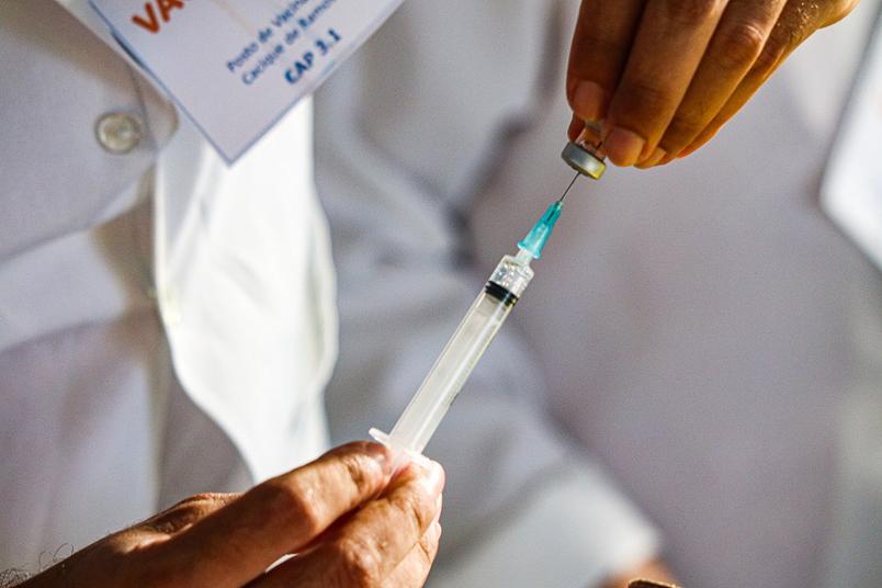 Políticos também são suspeitos de furar fila da vacina em Assis-SP