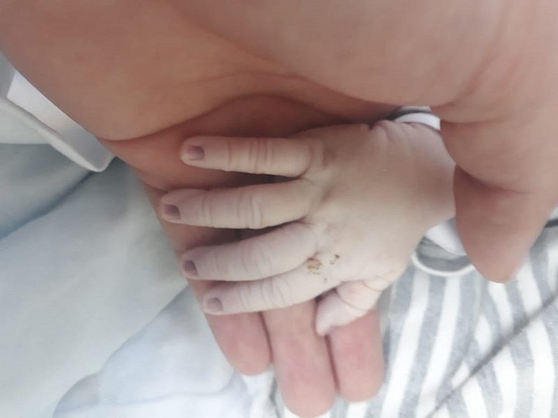 Bebê cai das mãos de médico após parto e morre em Assis