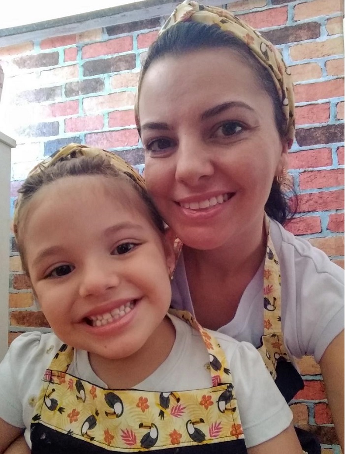 Em meio à pandemia mãe concilia fornada de bolos e convivência integral com a filha