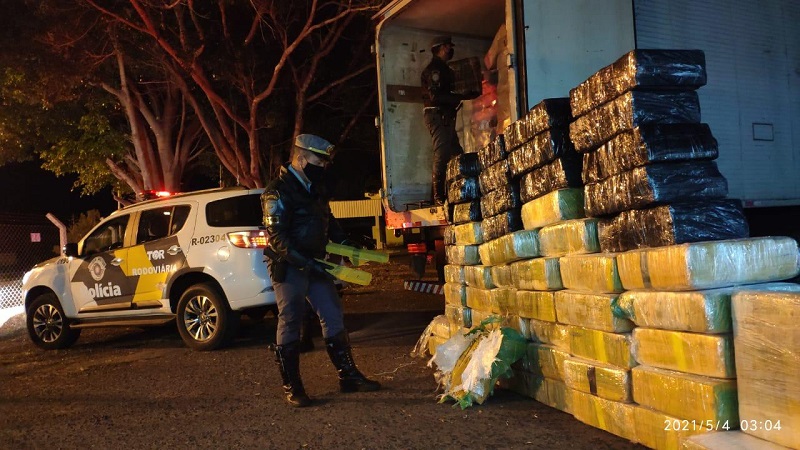Polícia flagra 1,3 mil quilos de maconha em meio a frangos congelados