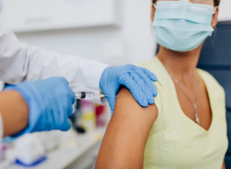 São Paulo inicia a vacinação de pacientes oncológicos, mas há restrições; tire suas dúvidas