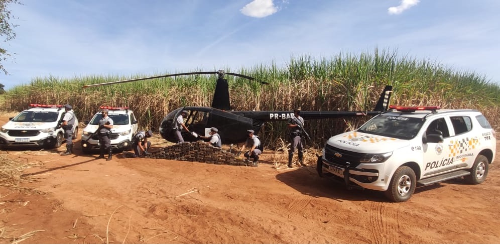 Traficantes que abandonaram helicóptero lotado de cocaína são presos