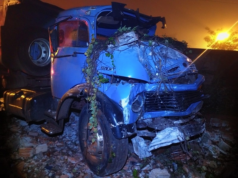 Caminhão perde o freio e para ao bater em muro