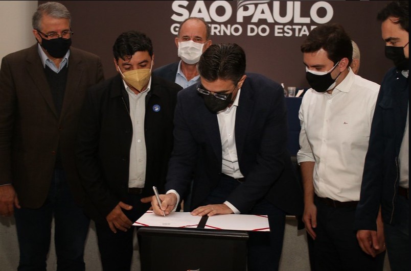 Em Assis vice-governador entrega vouchers de programa de alimentos a anuncia poupatempos na região