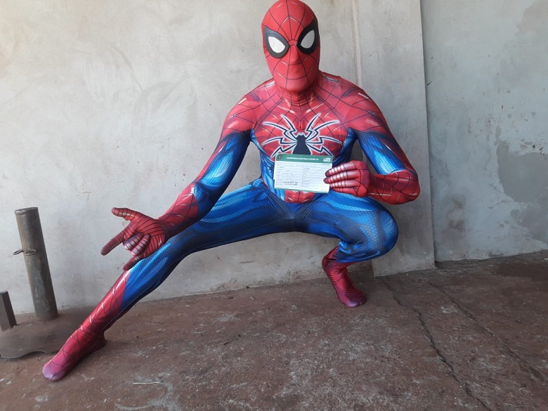 Segurança se veste de Homem-Aranha para receber a vacina contra a Covid em Palmital