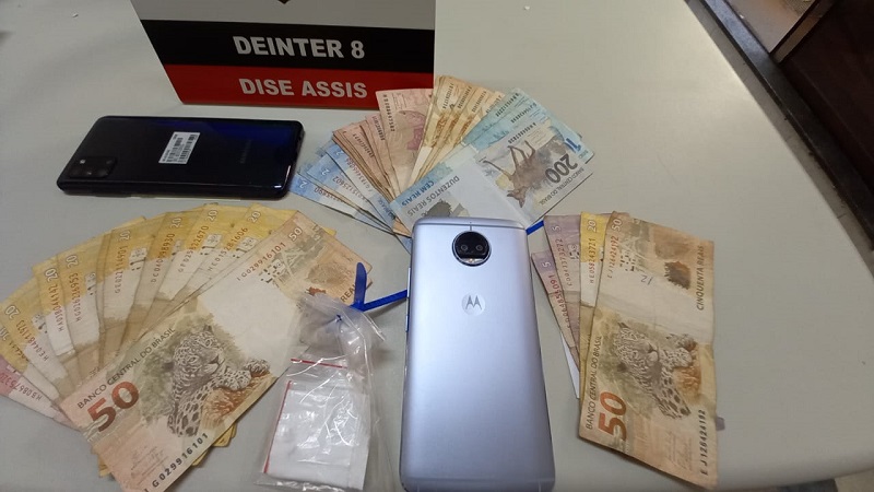 Polícia Civil apreende ziplocks de cocaína, dinheiro e prende um homem em flagrante em Assis