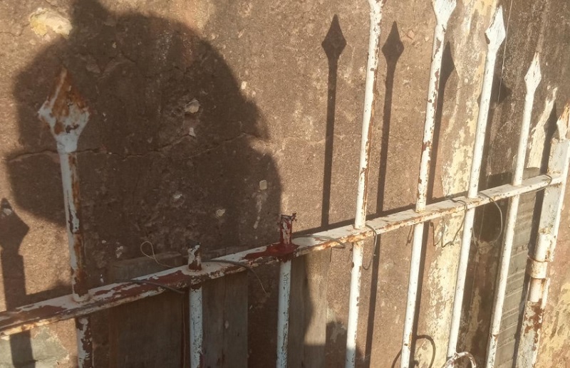 Menino cai de telhado e tem perna perfurada por lança de portão em Paraguaçu