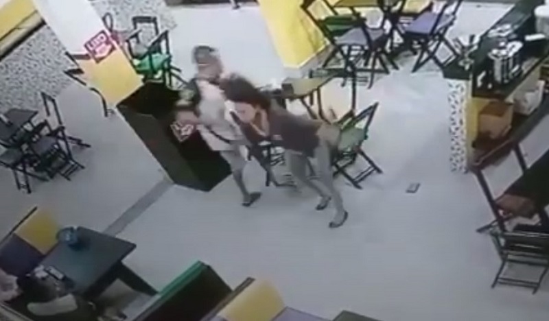 Atendente é violentamente agredida por homem dentro de sorveteria em Assis