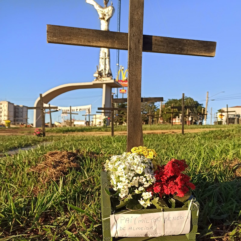 Cruzes serão retiradas da Rotatória São Francisco na manhã de domingo, 25