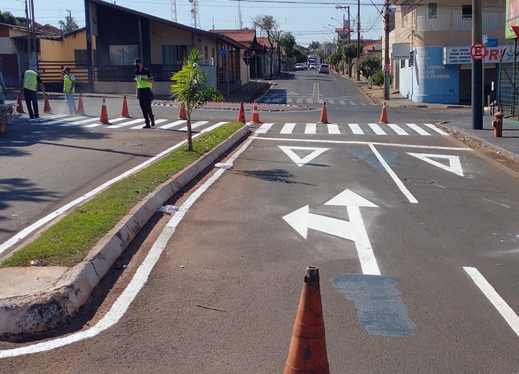 Avenida Glória recebe pintura de solo em toda sua extensão