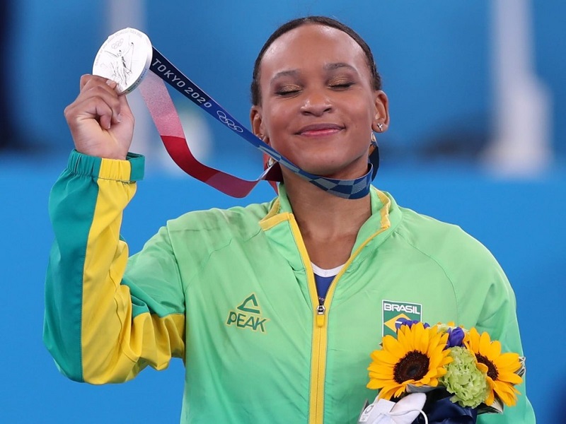 Rebeca Andrade conquista inédita prata para o Brasil na ginástica das Olimpíadas