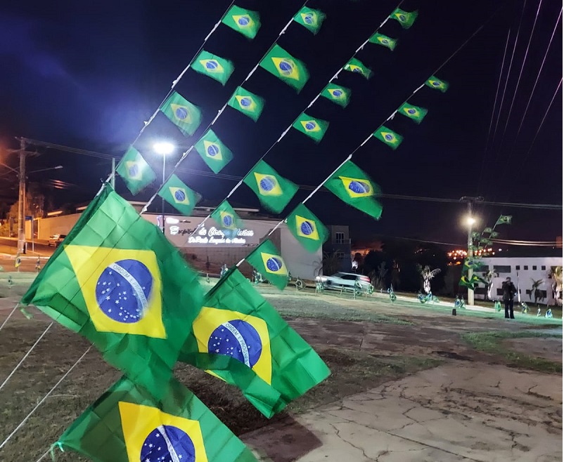 Assis amanhece com bandeiras do Brasil no gramado da Rotatória São Francisco