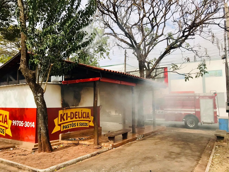 Pastelaria na Avenida David Passarinho, em Assis, pega fogo